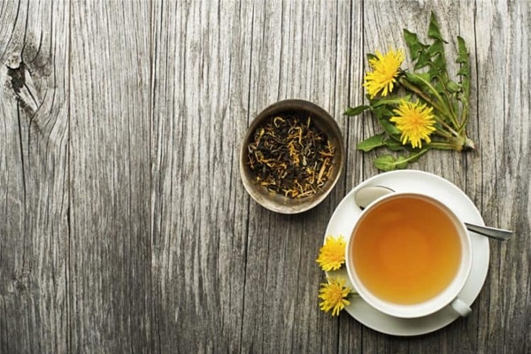 Sau sinh mẹ uống nước bồ công anh thường xuyên giúp sữa mát, lợi sữa