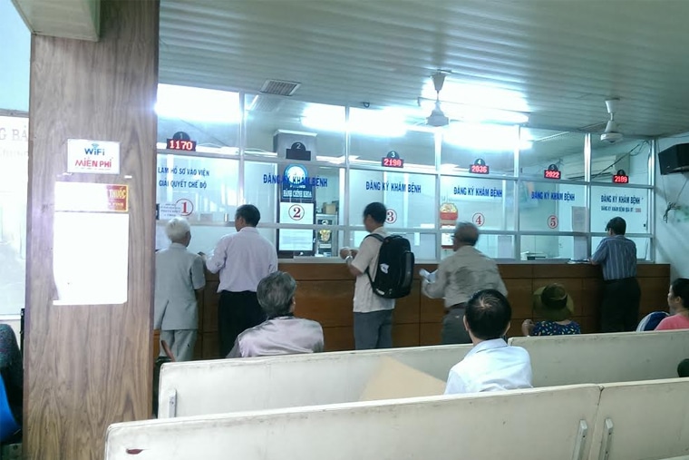 Bệnh nhân đang chờ làm thủ tục trực tiếp để khám và điều trị