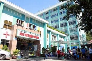 Bệnh viện nằm gần trung tâm quận, vì vậy rất dễ dàng cho việc di chuyển đến khám, chữa bệnh của người dân khu vực