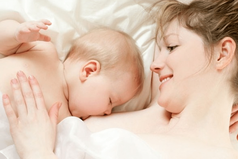 Prolactin và Oxytocin là hai hormone chính trong cơ thể của mẹ điều khiển việc tiết sữa