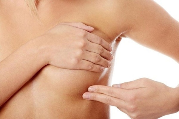 Kết hợp sử dụng các bài thuốc từ lá mít và massage ngực để chữa tắc sữa