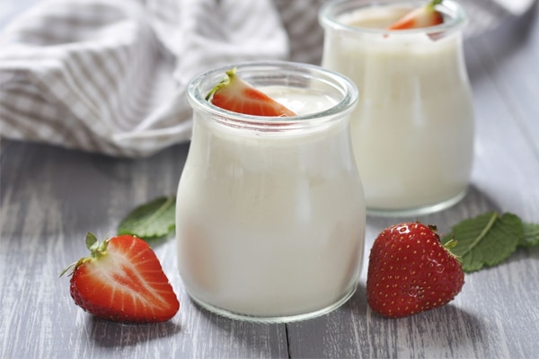 Sữa chua chứa Probiotics giúp điều trị khô âm đạo hiệu quả
