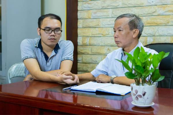 Đại tá - Bác sĩ Nguyễn Văn Loãn đang khám cho bệnh nhân