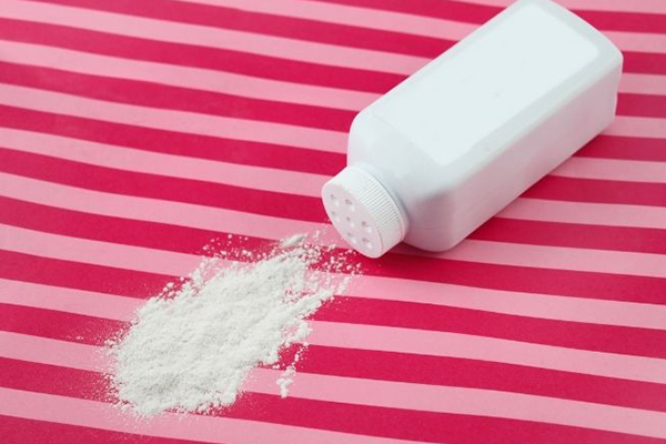 Mẹo trị mồ hôi tay bằng phấn rôm