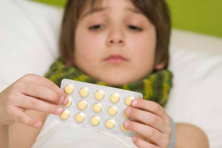 Không nên tự ý mua và sử dụng thuốc kháng sinh trị viêm tai giữa có mủ cho trẻ
