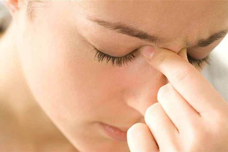 Người bị viêm xoang thường có các triệu chứng đau đầu rữ rội
