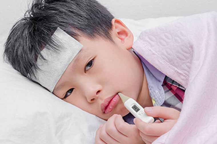 Trẻ bị viêm tai giữa thường có biểu hiện sốt cao