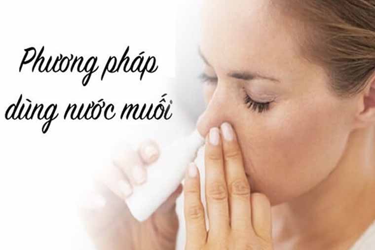 Thường xuyên vệ sinh mũi bằng nước muối sinh lý là cách chữa trị viêm xoang sàng sau tại nhà hiệu quả