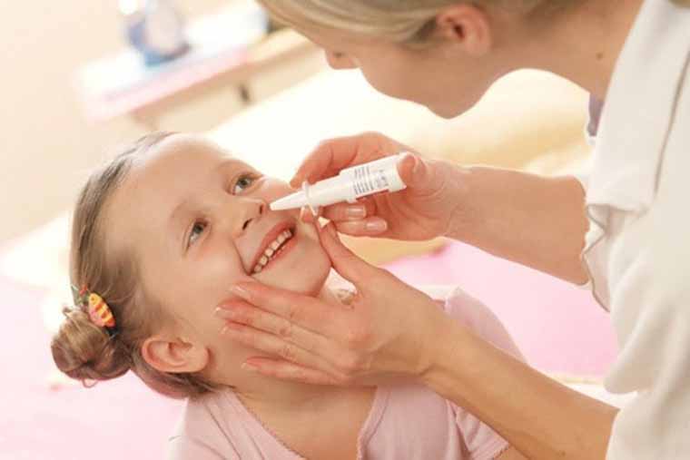 Thường xuyên vệ sinh mũi cho trẻ bằng nước muối sinh lý