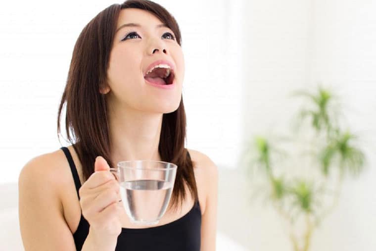 Thường xuyên xúc miệng với nước muối là cách chữa viêm họng mãn tính tại nhà đơn giản hiệu quả