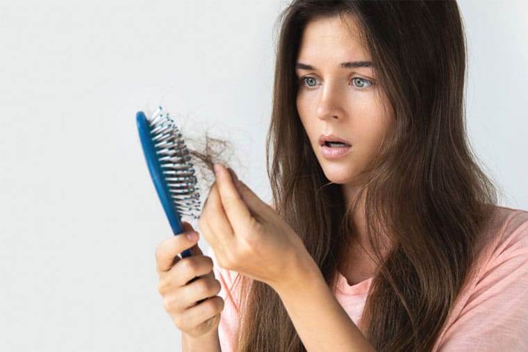 Nguyên nhân chủ yếu gây rụng tóc ở tuổi 18 là do rối loạn nội tiết tố hoặc do lạm dụng hóa chất, thuốc nhuộm tóc