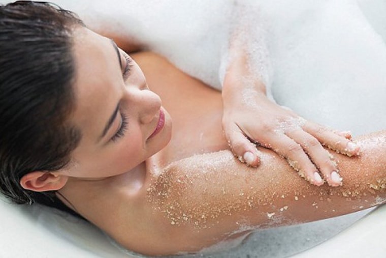 Tắm nước muối ấm giúp trị ghẻ tại nhà hiệu quả