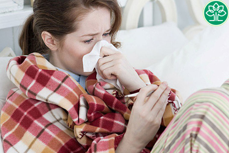 Ngoài các triệu chứng đau rát cổ họng thường gặp người bệnh có thể bị mất tiếng, hắt hơi, sổ mũi