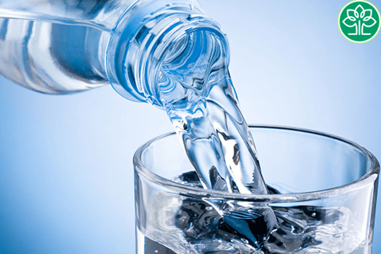 Duy trì thói quen uống nhiều nước để giúp da không bị khô